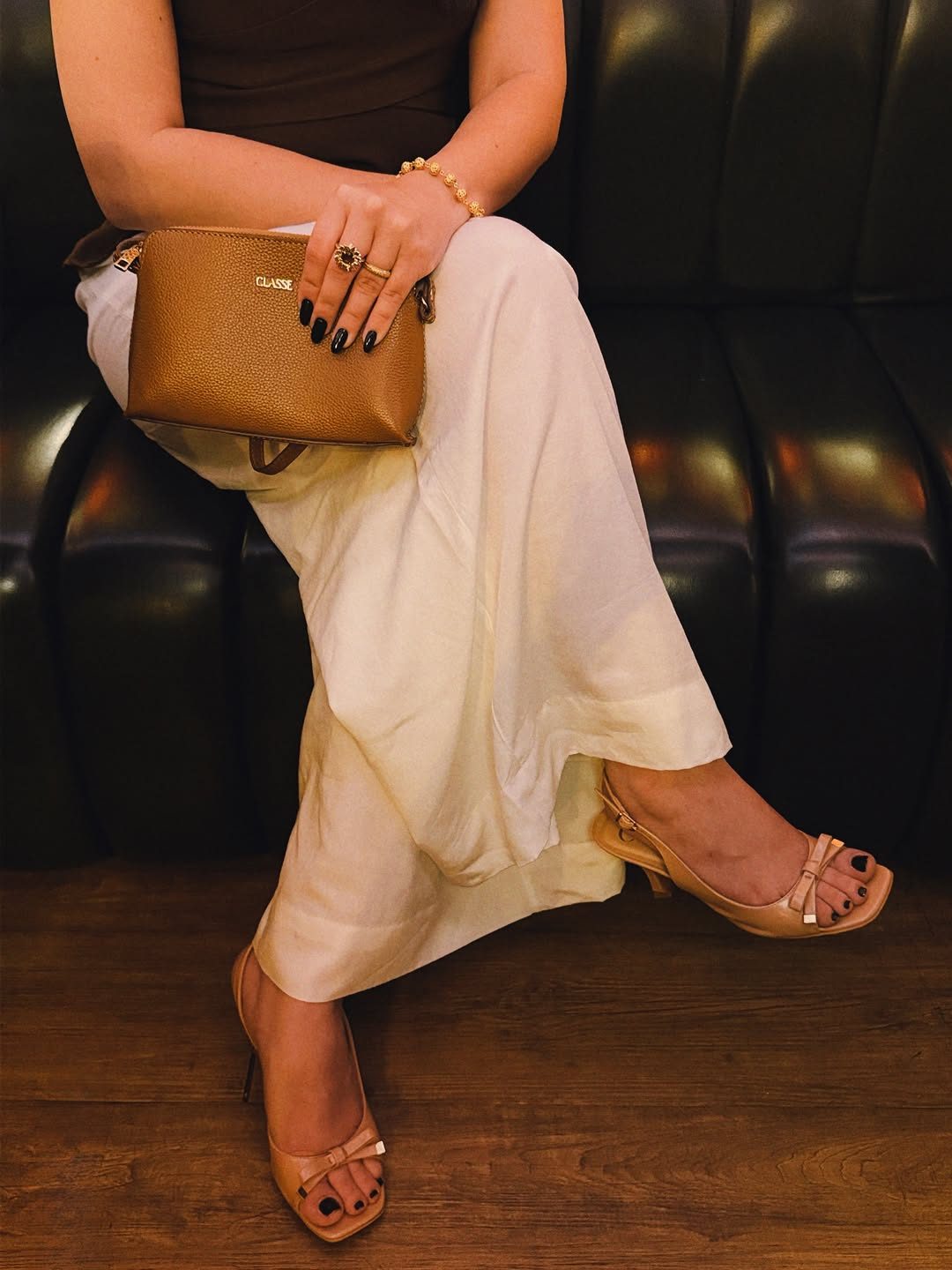 Look com bolsa caramelo e sandália