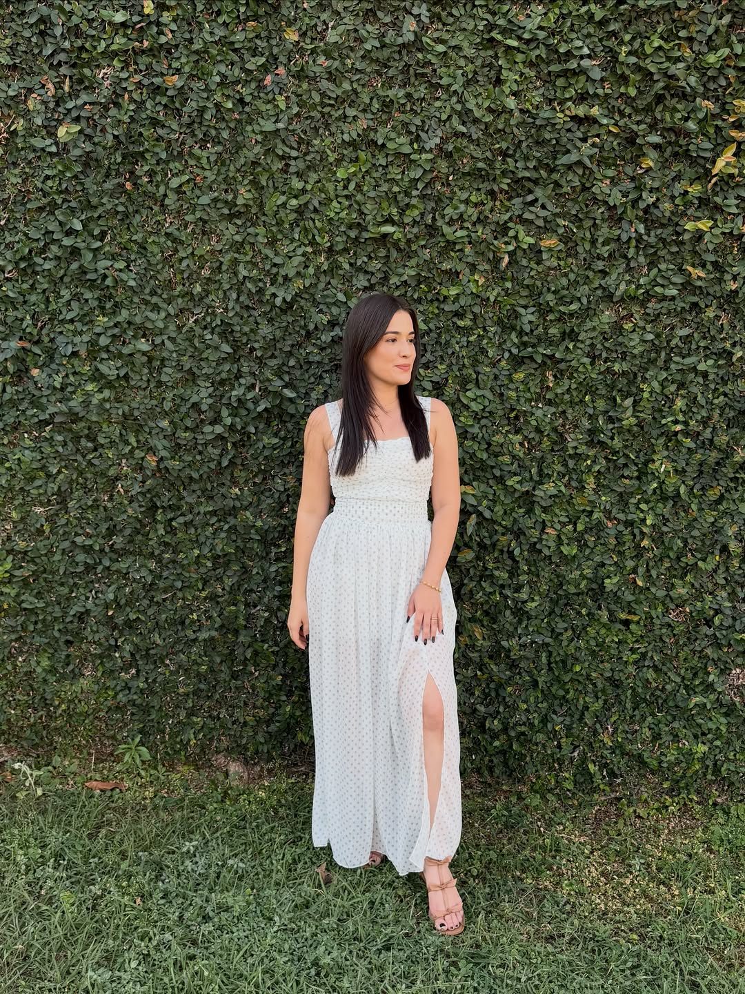 Cliente de vestido branco com sandália nude