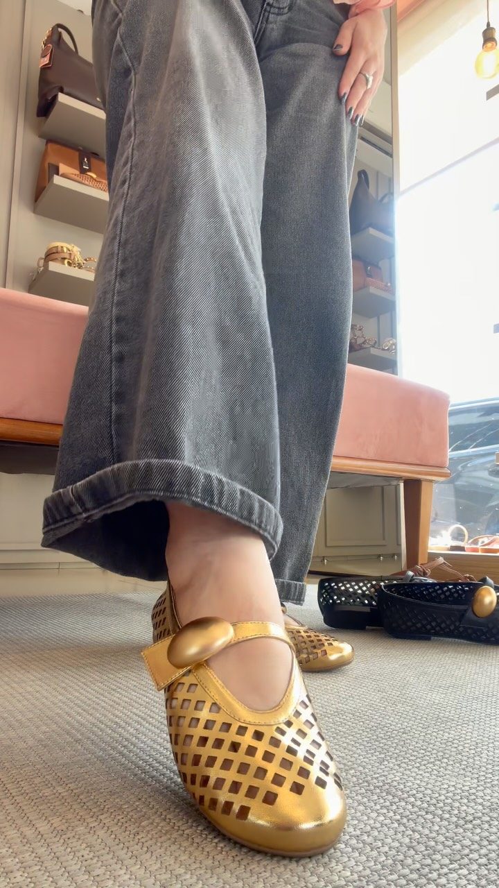 Sapatilha dourada com jeans