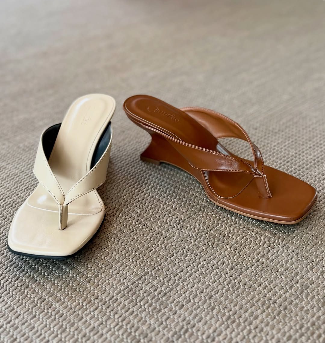 Tamancos anabela off-white e caramelo